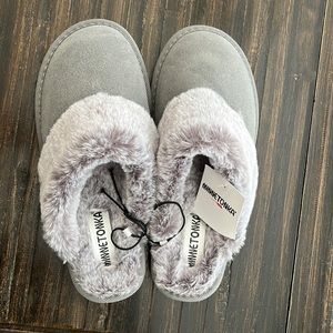 Minnetonka women’s slippers size 8